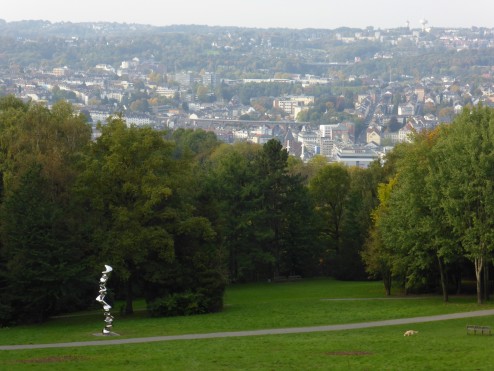 Blick vom Emil-Röhrig-Platz auf die Cragg-Skulptur, Barmen-Gemarke und Hatzfeld. Foto: Conrads