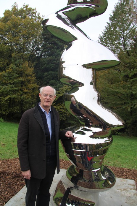 Tony Cragg mit seinem neuesten Kunstwerk.